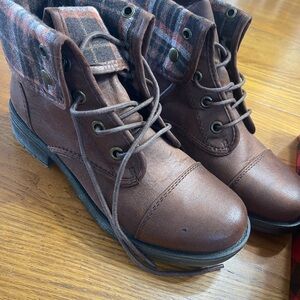 Arizona Jean Company Brown Ankle Boots